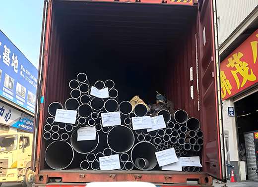 Loading of seamless carbon steel pipes